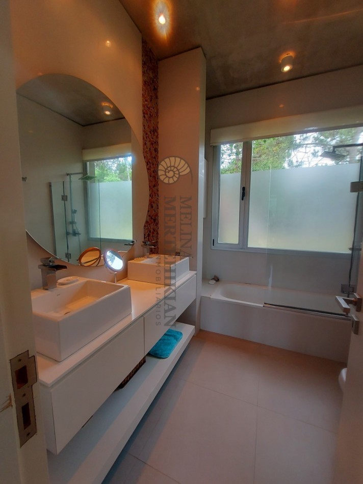 CASA CON PILETA EN CARILO