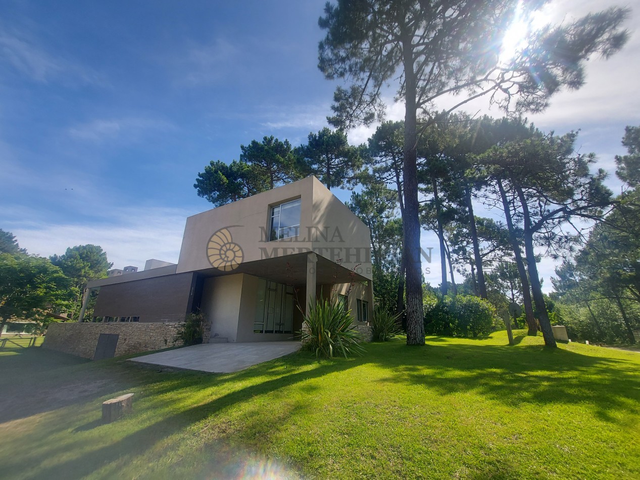 CASA CON PILETA EN CARILO