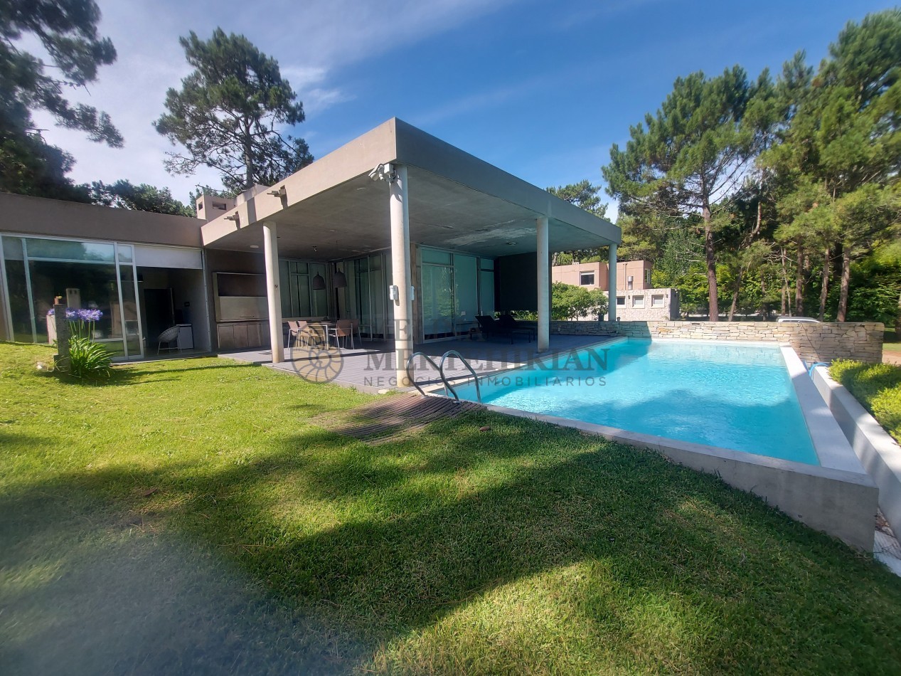 CASA CON PILETA EN CARILO