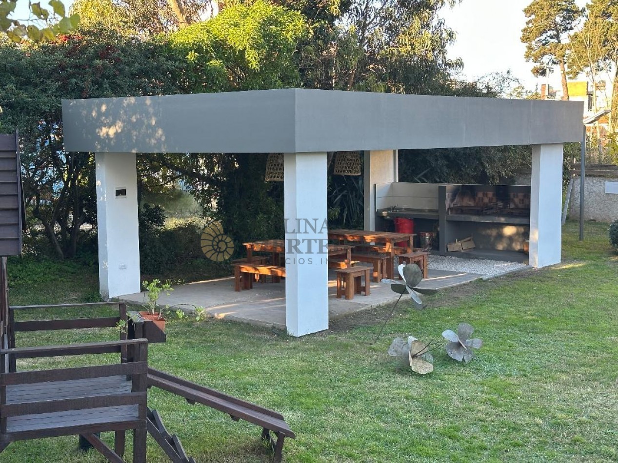 AMPLIO MONOAMBIENTE CON PILETA Y COCHERA
