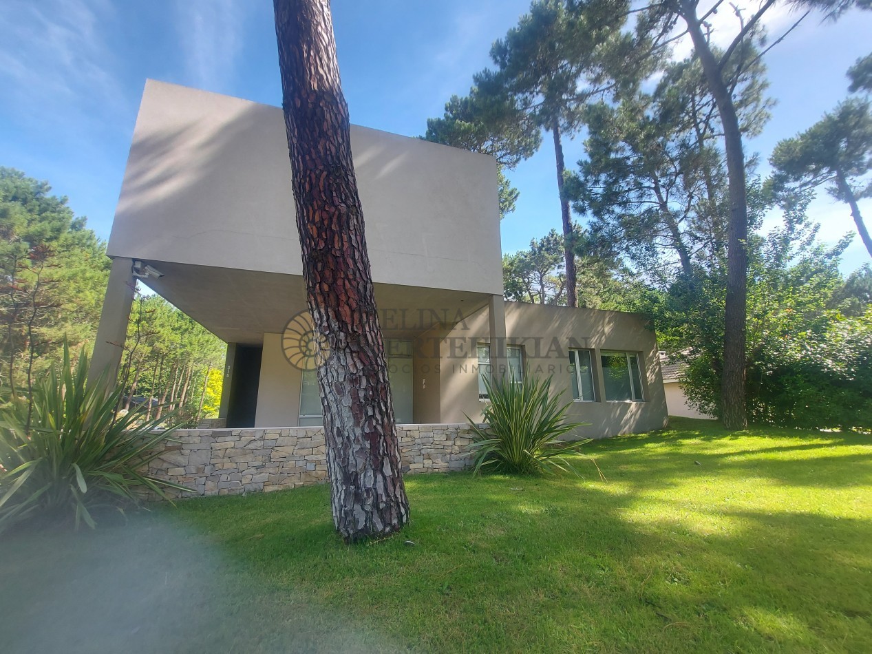 CASA CON PILETA EN CARILO